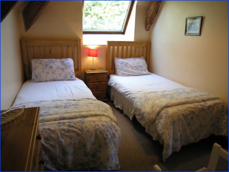 Twin bedroom in Allerford Cottage