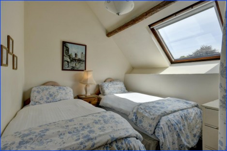 Twin bedroom in Bossington Cottage